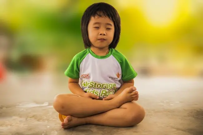 crianca meditando praticando a atencao plena
