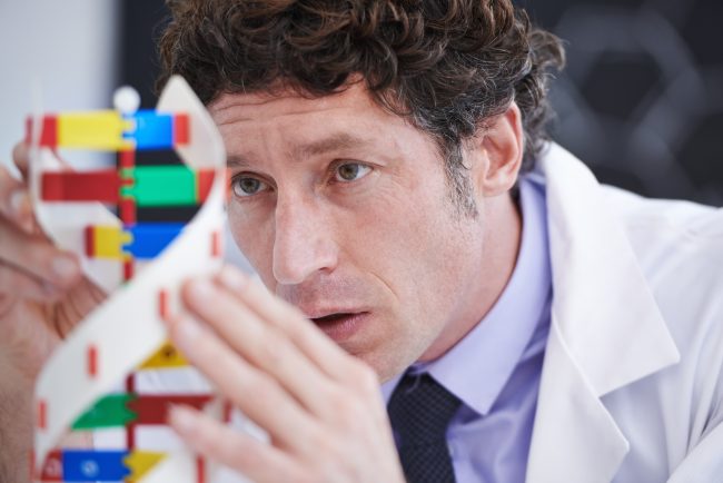 TDAH - Por Que é Tão Difícil de Diagnosticar em idosos? 1 Uma fotografia de um cientista tentando decifrar o mistério do diagnóstico do TDAH. Mostre quão complexo é para um profissional de saúde analisar, é como se fosse um quebra-cabeça complexo, representando a dificuldade de diagnosticar o TDAH em adultos mais velhos devido à sobreposição de sintomas e à falta de ferramentas adequadas.