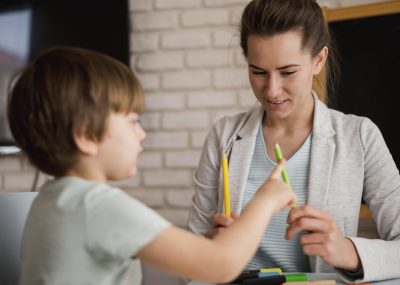 Desvendando os Subtipos do TDAH: Como um Exame Cerebral Revela Diferenças Cruciais 5 profissional de saúde conversando com uma criança ou adolescente