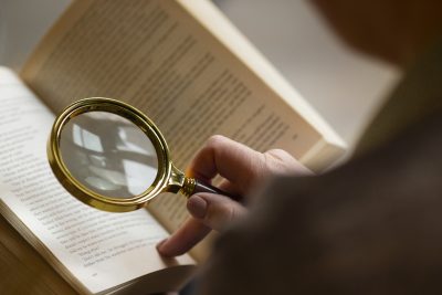 TDAH e Bupropiona: Uma Alternativa Eficaz no Tratamento? Descobrindo o Que a Ciência Revela 3 Uma ilustração ou fotografia que represente uma lupa sobre um livro ou artigos científicos, simbolizando a análise minuciosa da literatura científica realizada pelos pesquisadores. A imagem deve transmitir a ideia de investigação científica e busca por evidências._