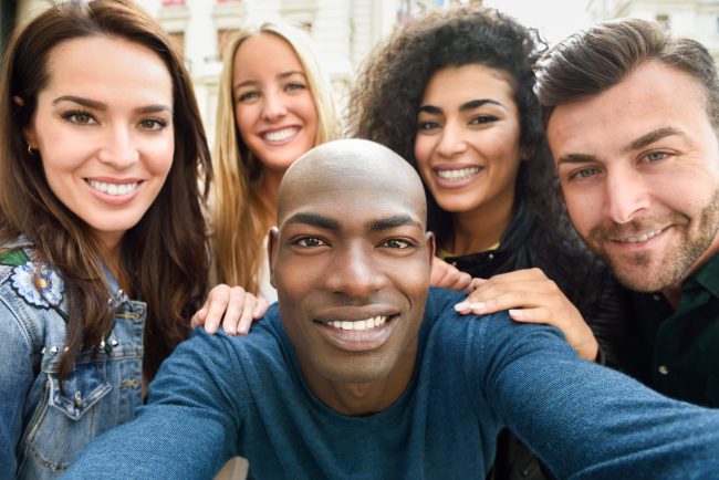 O TDAH e as Altas Habilidades: Desvendando a Complexa Relação Entre Mente Brilhante e os Desafios da Atenção 3 multiracial group young people taking selfie