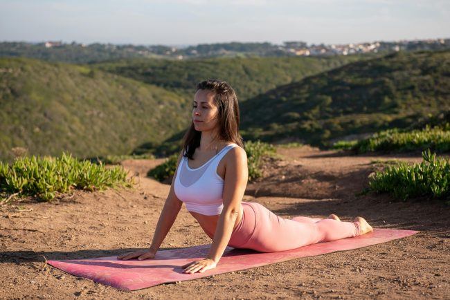 Medicamentos para TDAH e a Redução da Mortalidade: Uma Nova Perspectiva 2 Uma ilustração que mostre uma pessoa com TDAH se conectando com diferentes áreas da vida (mente, corpo e emoções) para encontrar equilíbrio. A imagem deve transmitir a ideia de que o tratamento do TDAH deve ser abrangente, olhando para a pessoa como um todo.