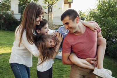 TDAH e a Dieta Como Alimentos Gordurosos Podem Desregular Seu Cérebro e Afetar Seu Sono 3 Uma ilustração ou fotografia que mostre uma família unida, com pais e filhos conversando e buscando informações sobre o TDAH e o tratamento. A imagem deve transmitir a ideia de que o diálogo aberto, a informação e o apoio familiar são fundamentais para lidar com o TDAH e seus desafios._
