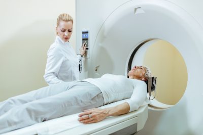 Desvendando os Subtipos do TDAH: Como um Exame Cerebral Revela Diferenças Cruciais 2 Uma ilustração ou infográfico que explique de forma simples o que é a espectroscopia de ressonância magnética (MRS) e como ela funciona para medir os níveis de substâncias químicas no cérebro. A imagem deve transmitir a ideia de que a tecnologia nos permite "ver" o que acontece dentro do cérebro.