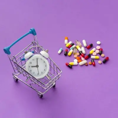 Uma imagem de uma balança em desequilíbrio, com pílulas de um lado e uma caveira do outro, representando a tênue linha entre os benefícios e os riscos do uso de estimulantes no TDAH. A imagem deve transmitir a ideia de alerta e preocupação.