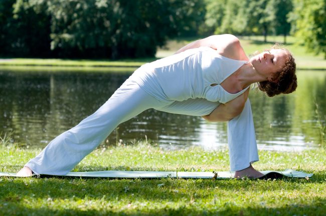 pessoa realizando yoga