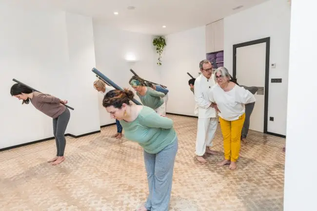 TDAH - A Atividade Física e Seu Papel no Tratamento: Lições do Tai Chi Chuan 5 Uma colagem ou fotografia que mostre diferentes pessoas praticando diferentes tipos de atividades físicas, como yoga, artes marciais, natação e corrida. A imagem deve transmitir a ideia da variedade de atividades físicas que podem beneficiar pessoas com TDAH.