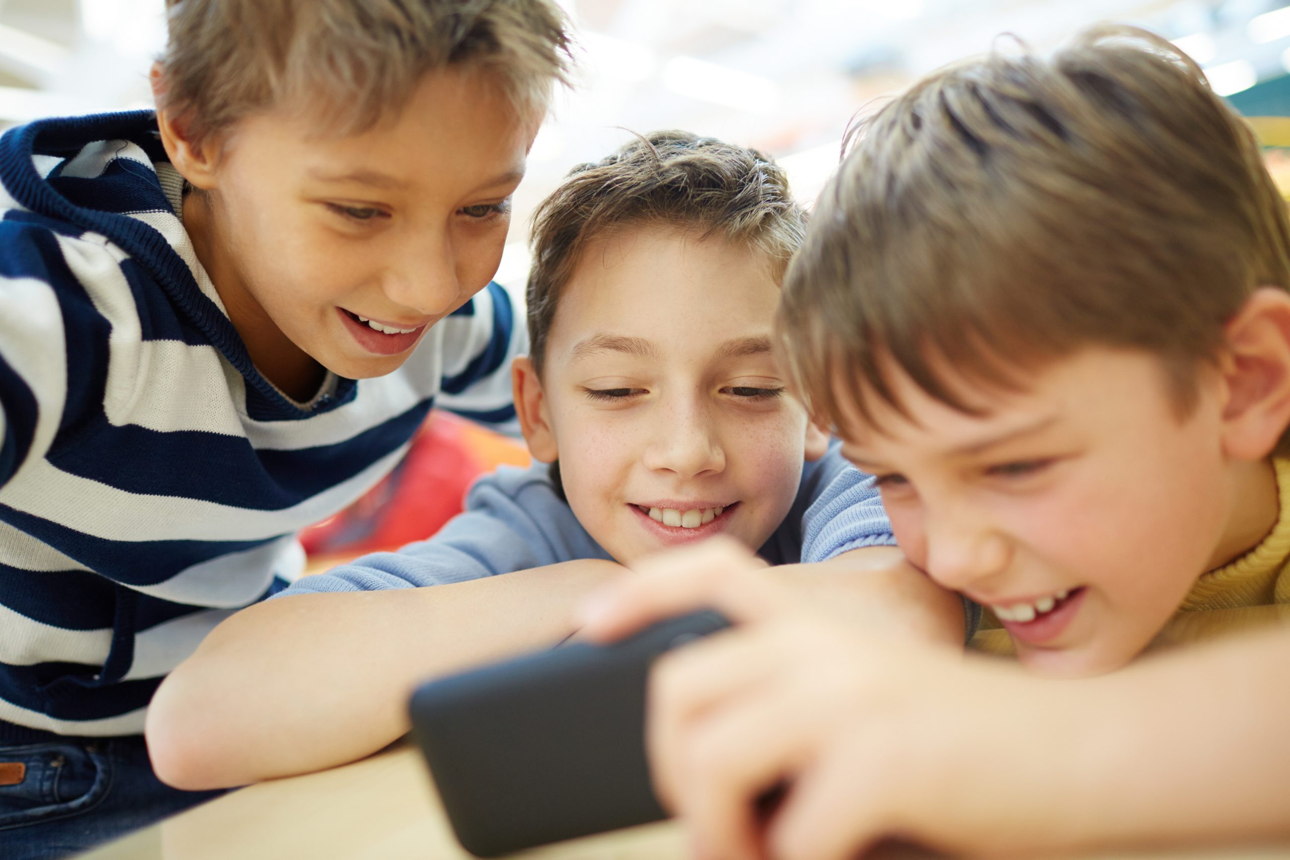 O Efeito das Telas no TDAH: O Que Pais Precisam Saber 1 Crianaças vendo youtbe no celular
