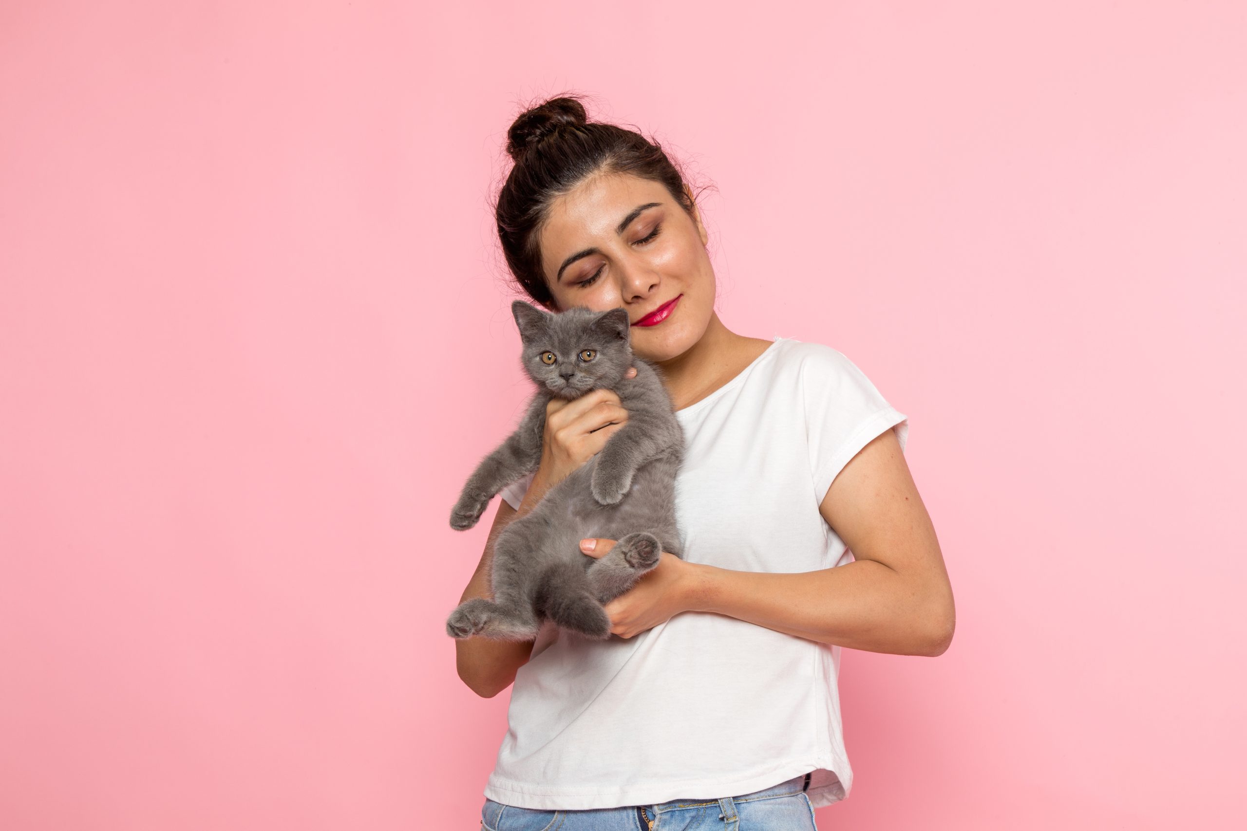 Gatos para Pessoas com TDAH: Companhia, Rotina e Bem-Estar 1 Uma pessoa com TDAH acariciando um gato, com uma expressão de relaxamento e carinho.