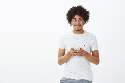 Uma ilustração que mostre uma pessoa com TDAH usando um aplicativo no celular, com uma expressão de satisfação e interesse. A imagem deve transmitir a ideia de que os aplicativos podem ser uma ferramenta útil e acessível para pessoas com TDAH.