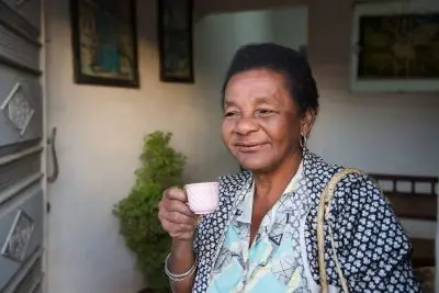 TDAH em Mulheres: O Diagnóstico Esquecido e Suas Consequências 3 Uma ilustração que mostre uma mulher com TDAH em diferentes situações do dia a dia, como em casa, no trabalho e em um relacionamento, com expressões que representem os desafios que ela enfrenta. A imagem deve transmitir a ideia de que o TDAH pode ter um impacto em diferentes áreas da vida da mulher.