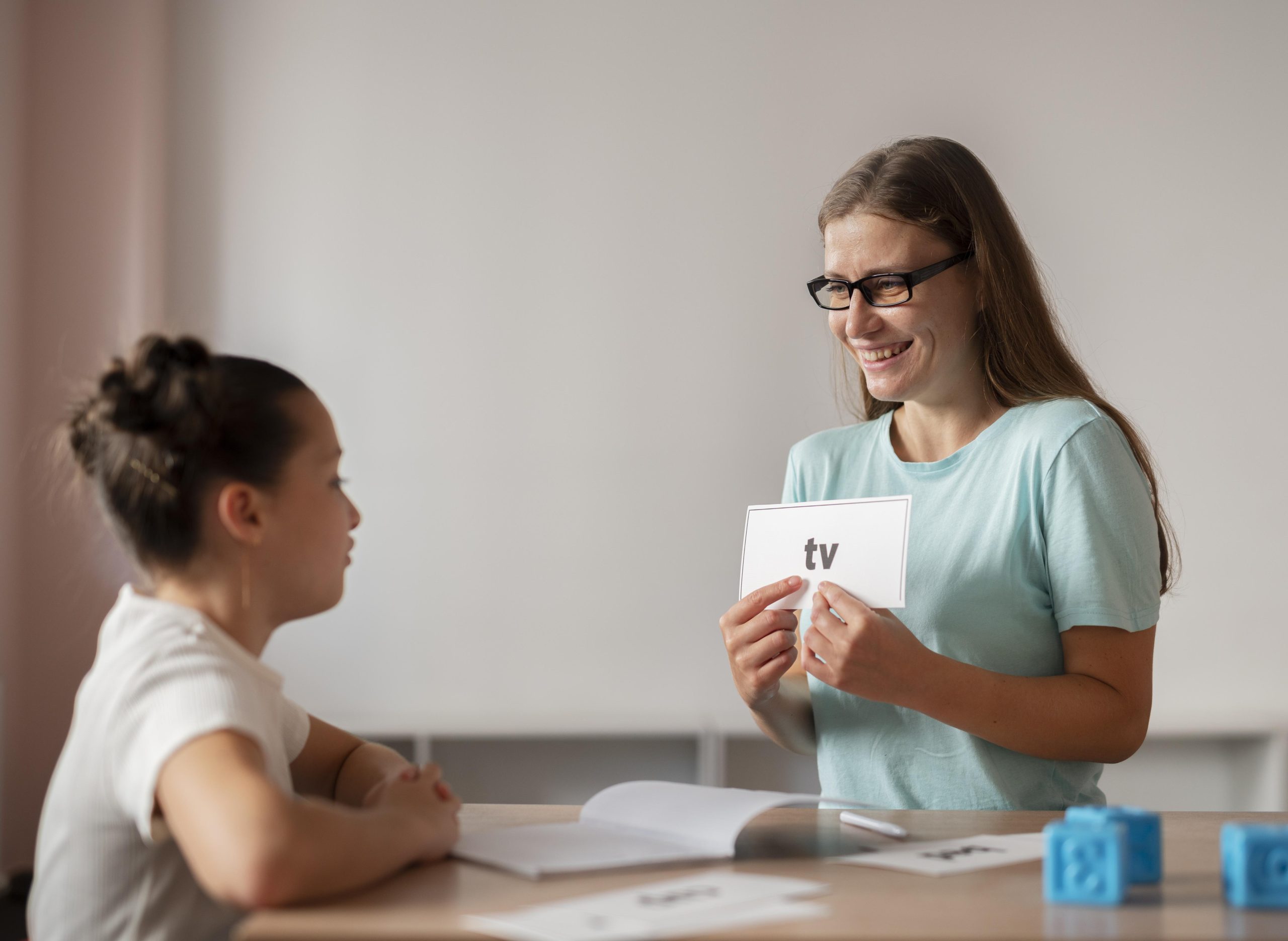 psychologist helping girl speech therapy scaled