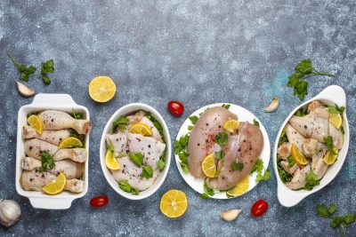 Um infográfico ou diagrama que mostre as diferentes fontes de proteína (peixes, aves, carnes vermelhas, ovos, laticínios, fontes vegetais) e as regiões cerebrais que foram afetadas pelo consumo de cada fonte. A imagem deve transmitir a ideia de que diferentes fontes de proteína podem ter diferentes impactos no cérebro.