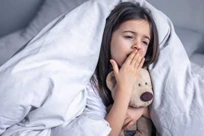 Explorando o Impacto do TDAH no Sono Infantil: O Que os Pais Precisam Saber 1 Uma ilustração que mostre uma criança com TDAH tendo dificuldades para dormir, com pensamentos agitados e o quarto bagunçado, representando a relação entre TDAH e problemas de sono.