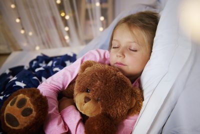 Explorando o Impacto do TDAH no Sono Infantil: O Que os Pais Precisam Saber 2 Uma ilustração que mostre uma criança com TDAH tendo uma boa noite de sono, com um cérebro descansado e pronto para aprender. A imagem deve transmitir a ideia de que o sono de qualidade é fundamental para o bem-estar e o desenvolvimento da criança com TDAH.