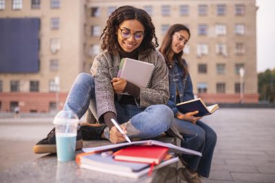 TDAH na Faculdade: Estratégias Comprovadas para Superar Desafios e Alcançar o Sucesso Acadêmico 1 smiley friends doing homework outdoors