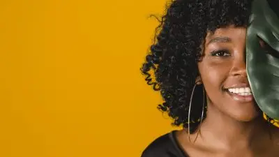 TDAH em Mulheres: O Diagnóstico Esquecido e Suas Consequências 2 smiling young african american female with leaf colored background