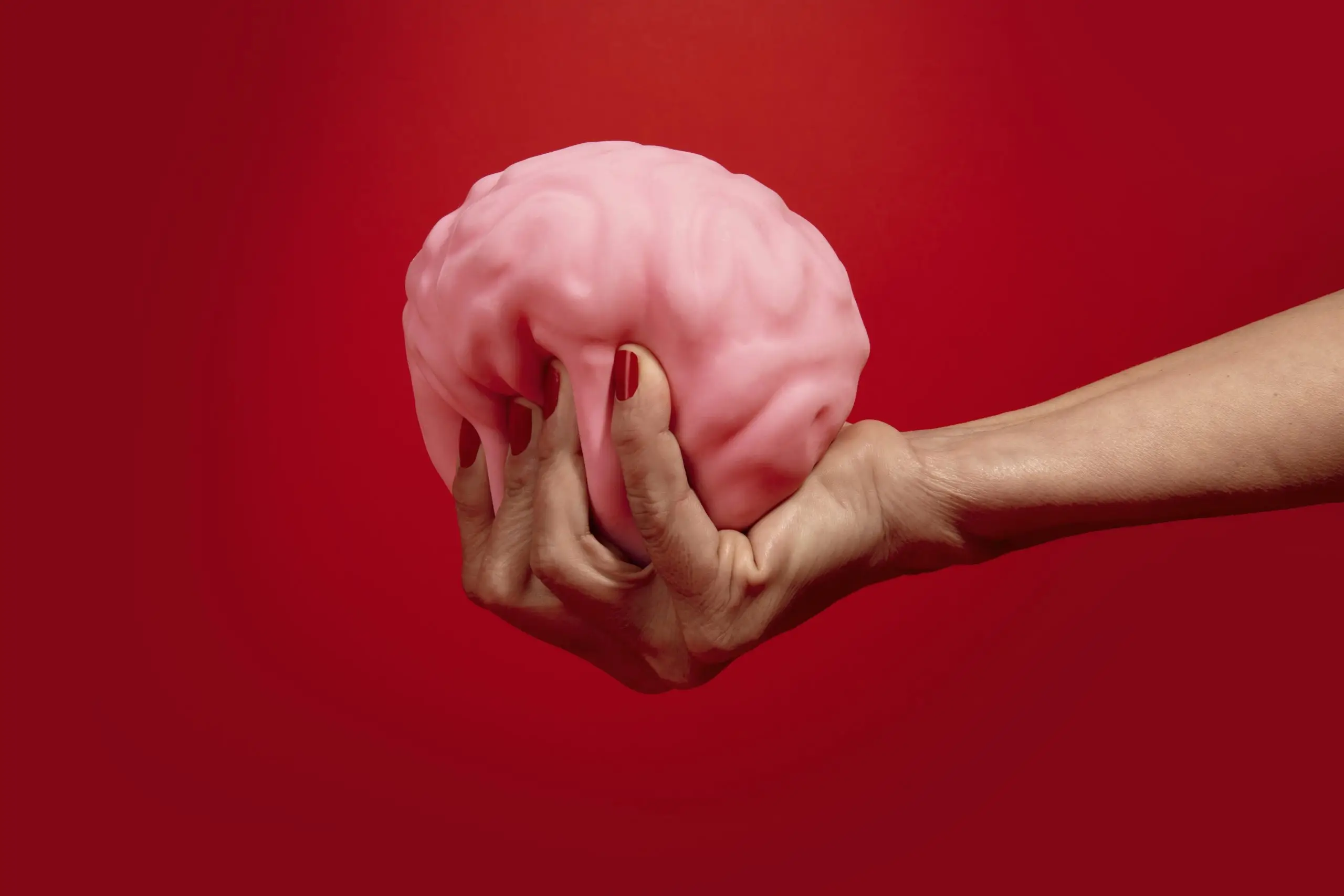 Uma ilustração de um cérebro com diferentes áreas destacadas em cores, representando as diferentes funções cognitivas (atenção, memória, etc.). Algumas áreas podem estar com cores mais vibrantes (representando um bom funcionamento) e outras com cores mais opacas (representando dificuldades).