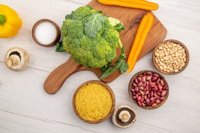 TDAH e a Dieta Como Alimentos Gordurosos Podem Desregular Seu Cérebro e Afetar Seu Sono 4 top view fresh broccoli cut carrots chopping board