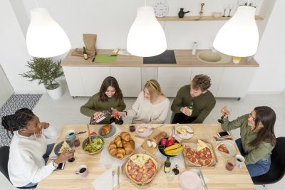 O TDAH à Mesa: Como a Alimentação Pode Influenciar Seus Sintomas e o Que a Ciência Revela 1 Uma fotografia ou ilustração que mostre uma mesa de jantar com diferentes alimentos coloridos e saudáveis, como frutas, legumes, verduras, grãos integrais, peixes e azeite, representando a ideia de que uma alimentação equilibrada é importante para a saúde mental.