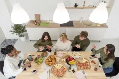 Uma fotografia ou ilustração que mostre uma mesa de jantar com diferentes alimentos coloridos e saudáveis, como frutas, legumes, verduras, grãos integrais, peixes e azeite, representando a ideia de que uma alimentação equilibrada é importante para a saúde mental.