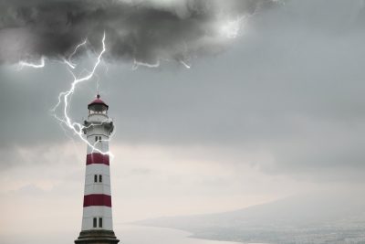 Navegando em Águas Turbulentas: Explorando os Fatores de Risco para Pensamentos Suicidas no TDAH 1 Uma fotografia ou ilustração que mostre um farol em meio a uma tempestade, representando a ideia de que a informação e o apoio podem guiar as pessoas com TDAH em momentos de dificuldade. A imagem deve transmitir esperança e a importância de oferecer luz e orientação em meio aos desafios do transtorno._