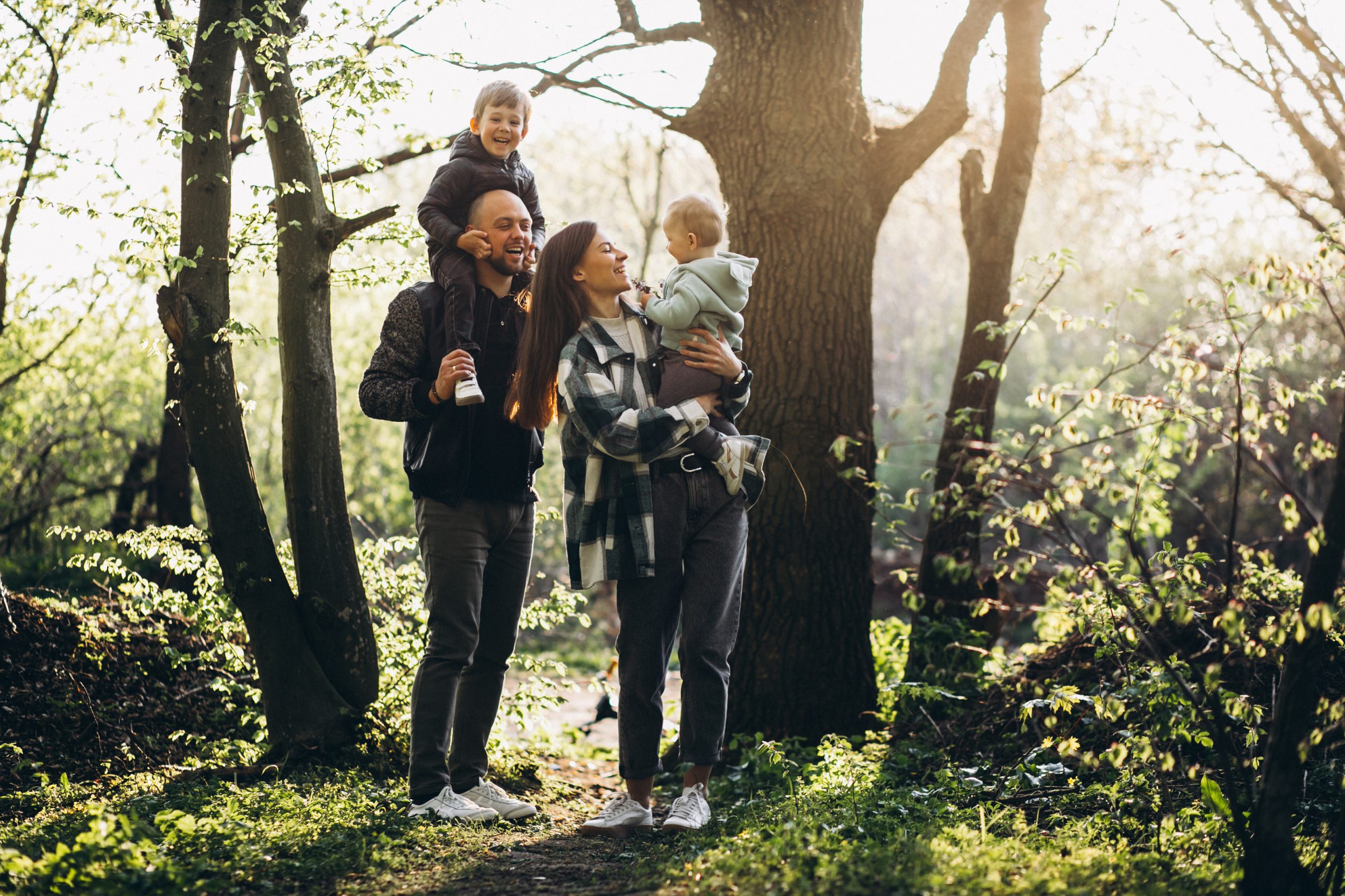 O Efeito das Telas no TDAH: O Que Pais Precisam Saber 3 Uma família praticando atividades ao ar livre, como andar de bicicleta, jogar bola ou fazer um piquenique.