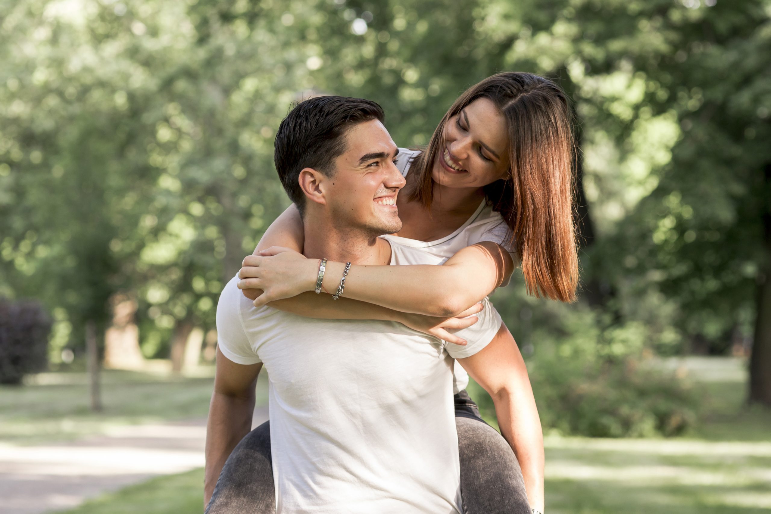 TDAH e Relacionamentos: Como Lidar com os Desafios Diários? 5 beautiful woman looking her boyfriend scaled