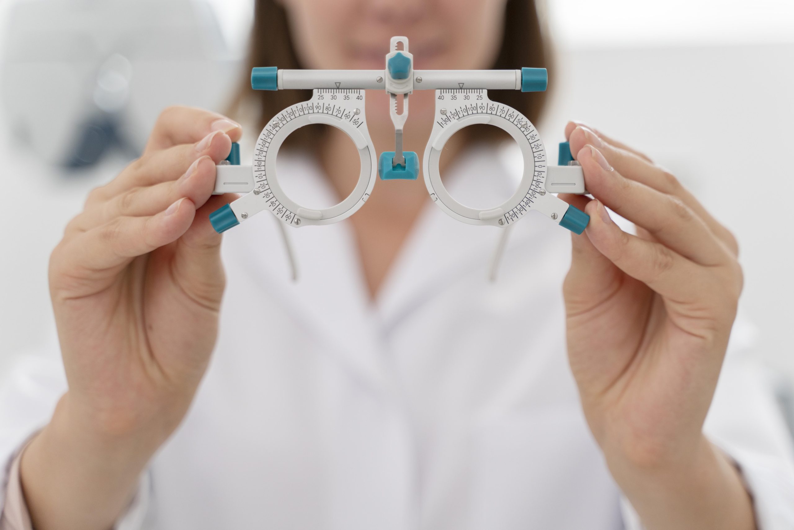 Olhos que Falam: A Retina Pode Revelar Segredos do TDAH? 5 female doctor working her ophthalmology clinic scaled