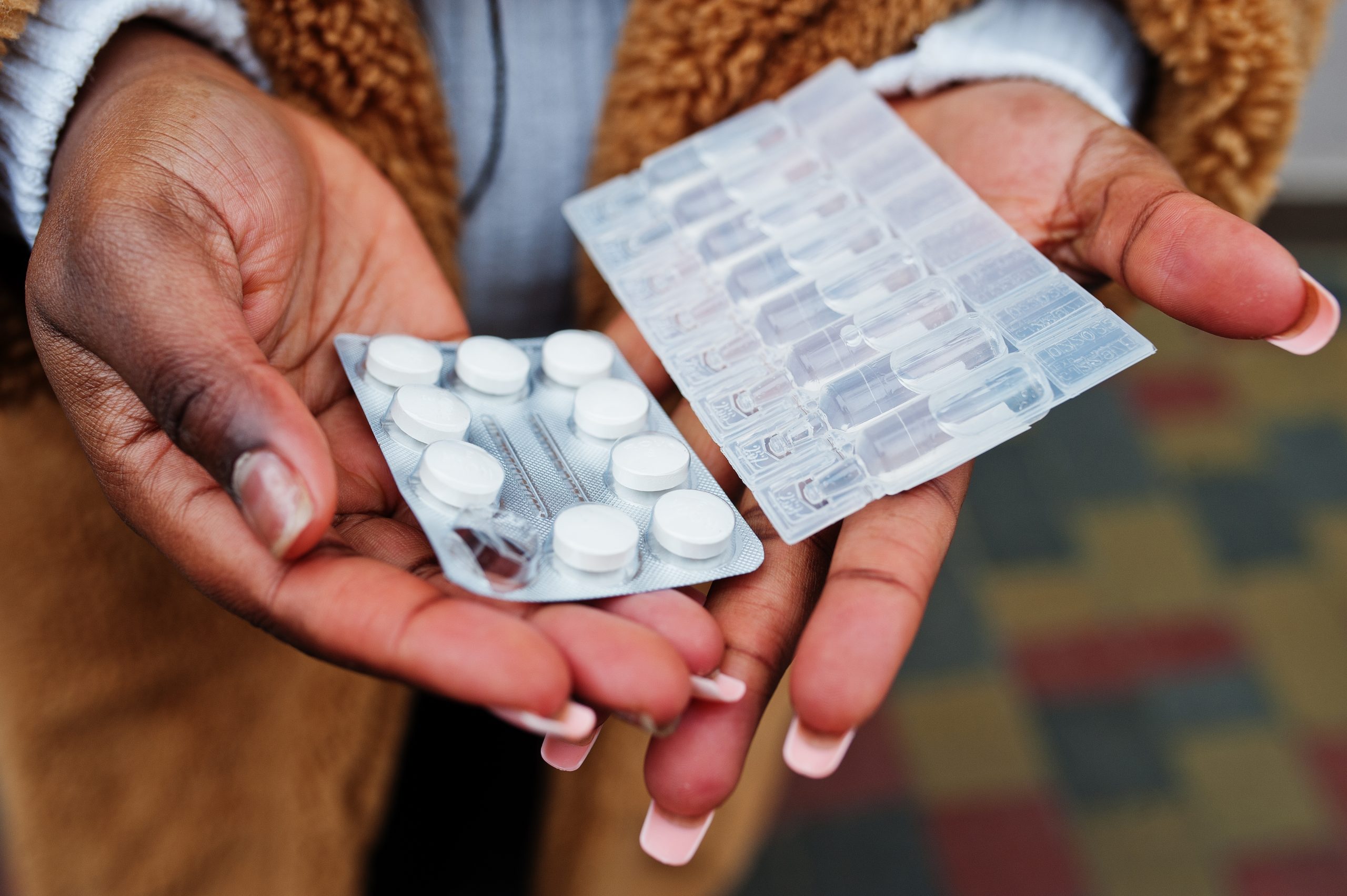 Amlodipina para TDAH? Um Remédio para Pressão Alta Pode Ser um Novo Tratamento 3 hands african american woman show pills scaled
