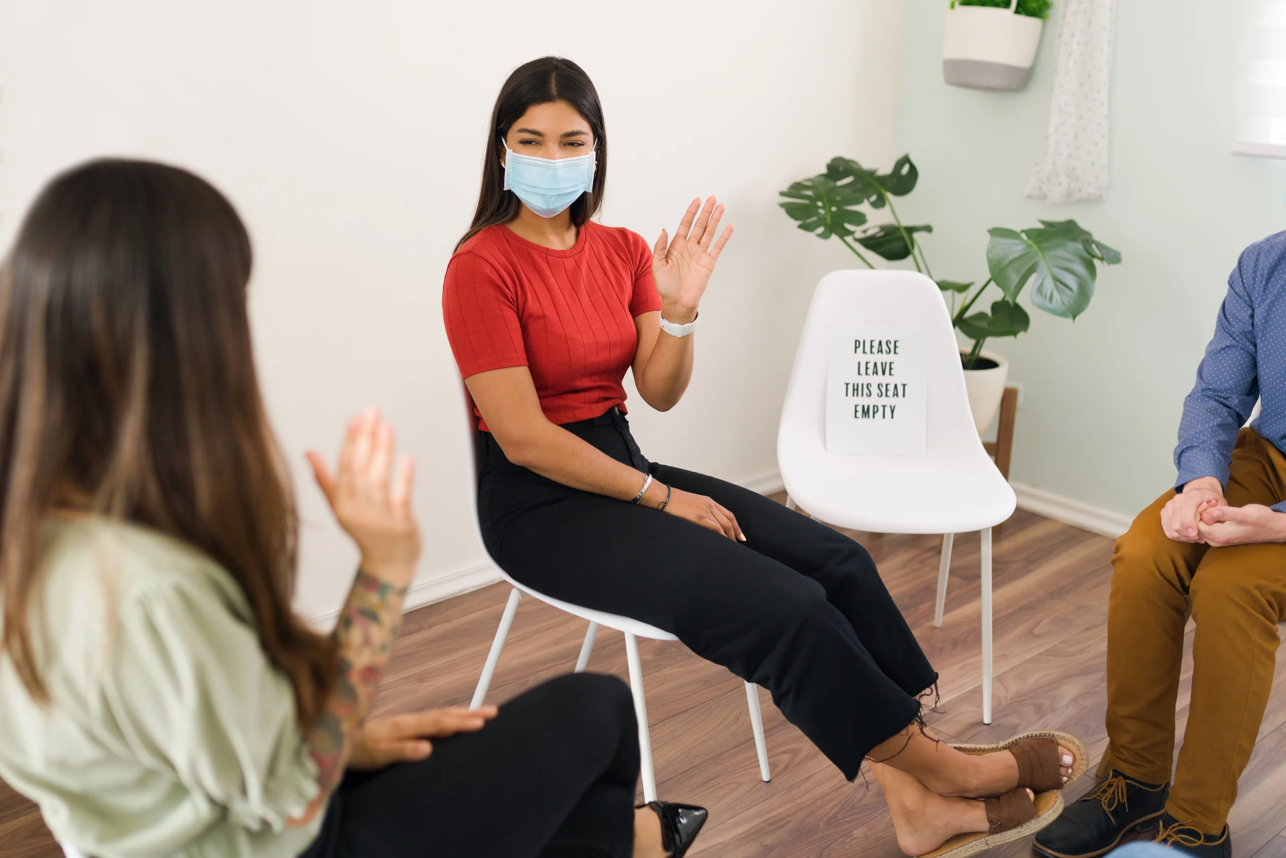 5 Mitos e Verdades sobre o Burnout em Mulheres com TDAH 6 hi friend happy young woman wearing face mask waving saying hello member her support groupwebp scaled