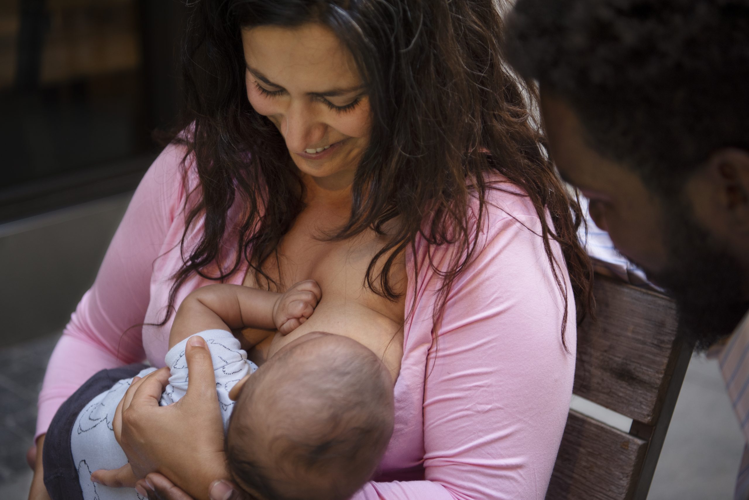 Pode a Amamentação Reduzir o Risco de TDAH? 1 high angle smiley mother breastfeeding scaled