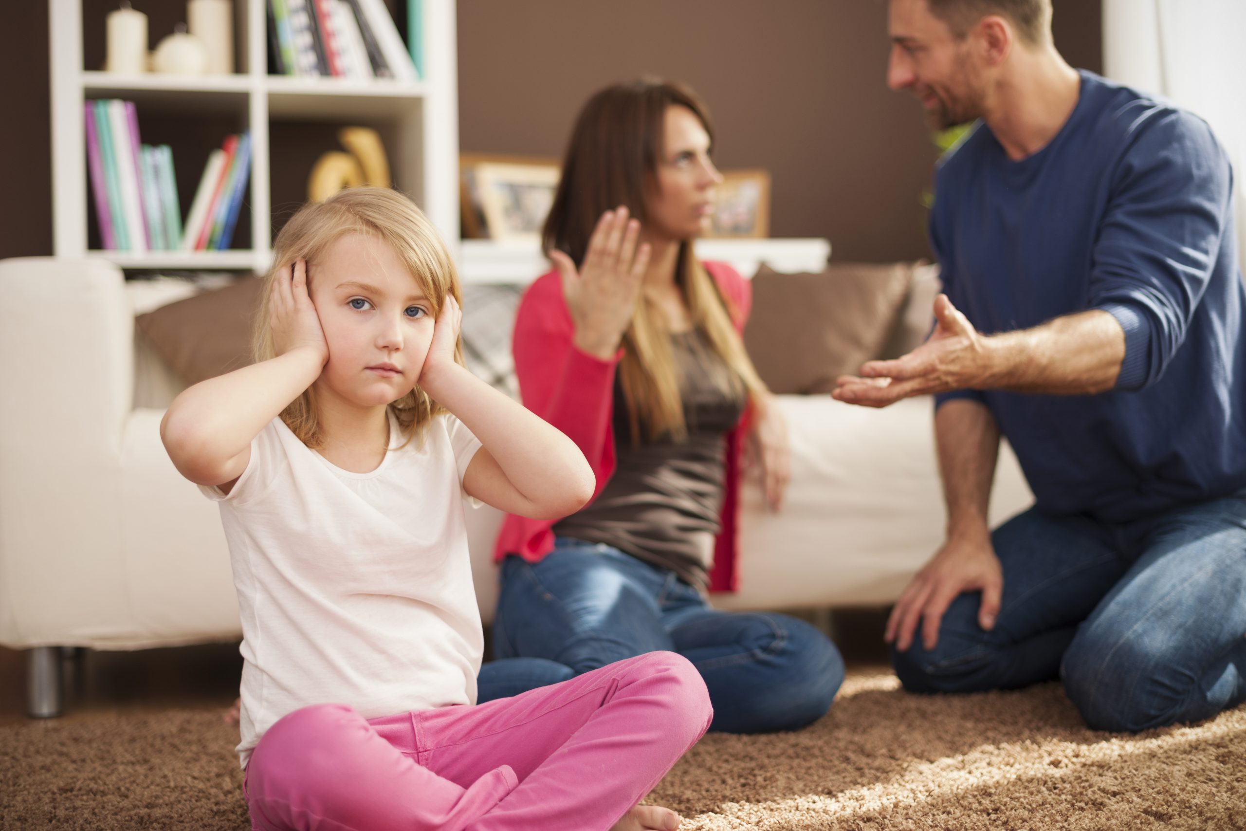TDAH e Relacionamentos: Como Lidar com os Desafios Diários? 1 little girl doesn t want hear arguing parents scaled