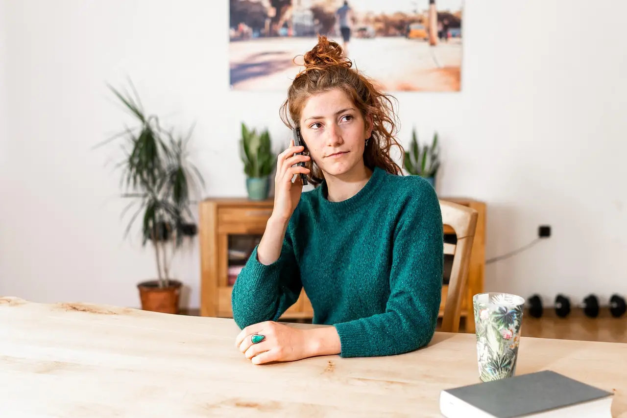 Burnout e TDAH em Mulheres: Entenda a Conexão e Aprenda a se Proteger 2 make a phone call 5190645 1280