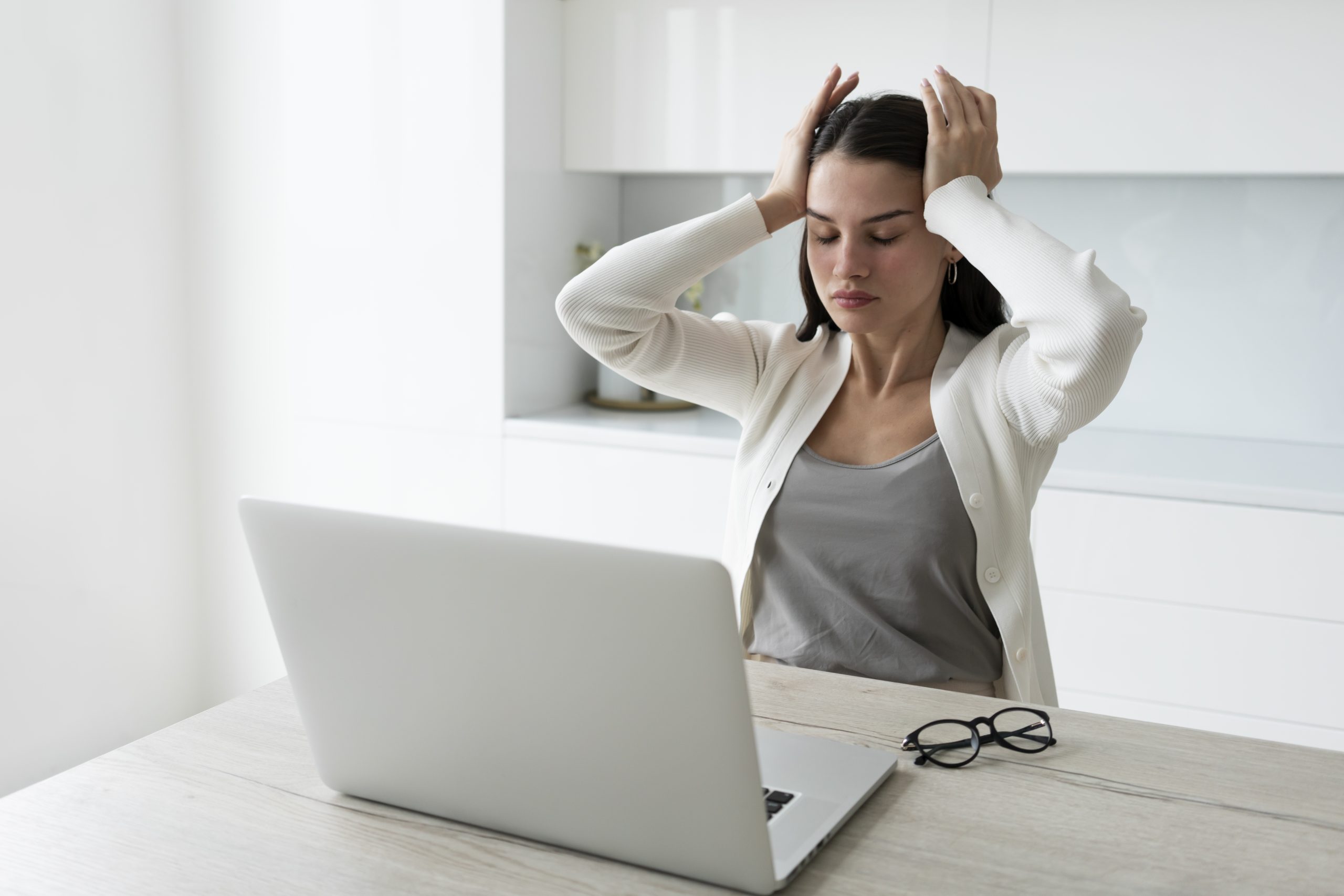 Regulação Emocional no TDAH: Descubra o Poder do EFT 1 medium shot quarantined woman working from home scaled