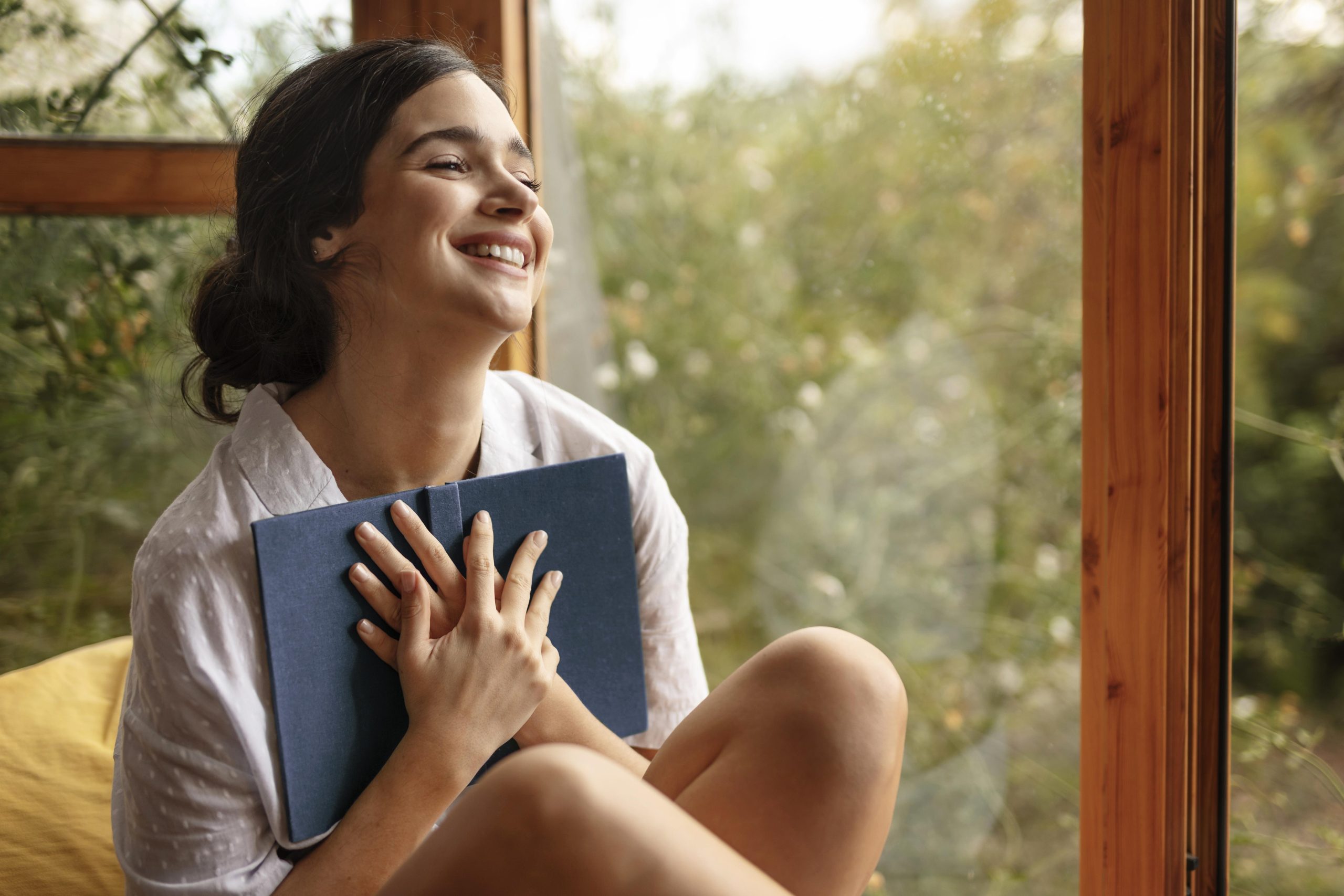Um Guia Prático para Mulheres com TDAH 1 Uma mulher com um semblante calmo e relaxado, praticando uma atividade de autocuidado (yoga, meditação, lendo um livro, etc.).