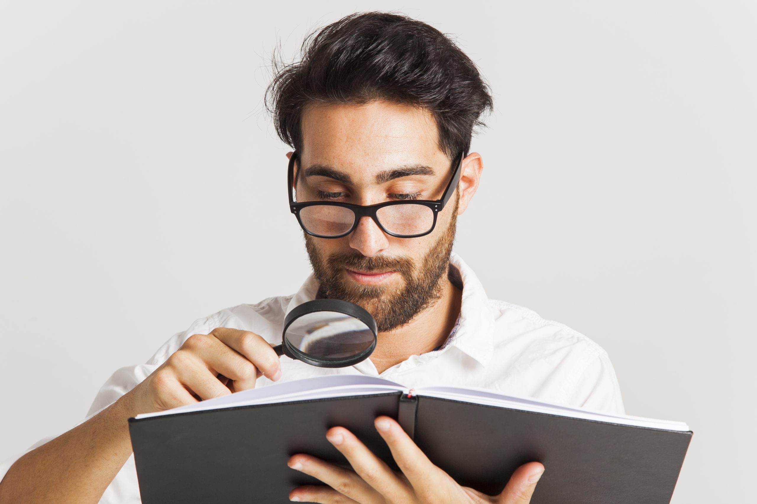 Regulação Emocional no TDAH: Descubra o Poder do EFT 5 professional young man reading with loupe glasses scaled