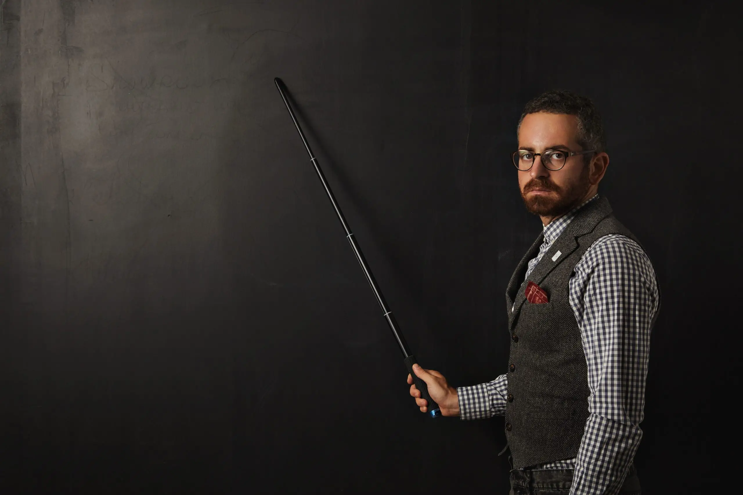 Autismo e TDAH: O Papel das Funções Executivas na Infância 1 Uma ilustração de um maestro regendo uma orquestra, com os diferentes instrumentos representando as diferentes funções executivas.