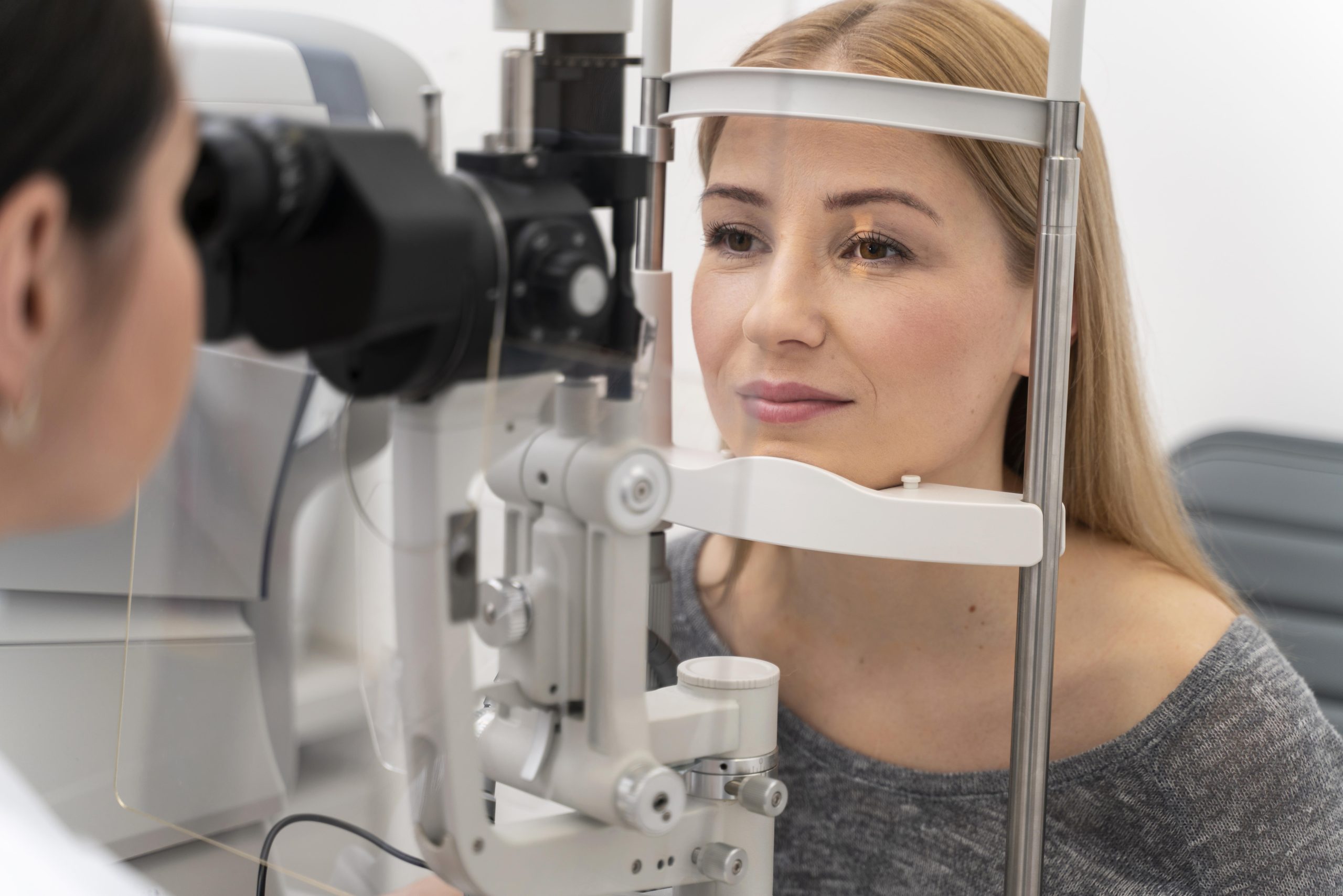 Olhos que Falam: A Retina Pode Revelar Segredos do TDAH? 3 Uma ilustração que mostre um olho sendo examinado com um aparelho de fundoscopia, e um computador com um algoritmo de IA analisando a imagem da retina.