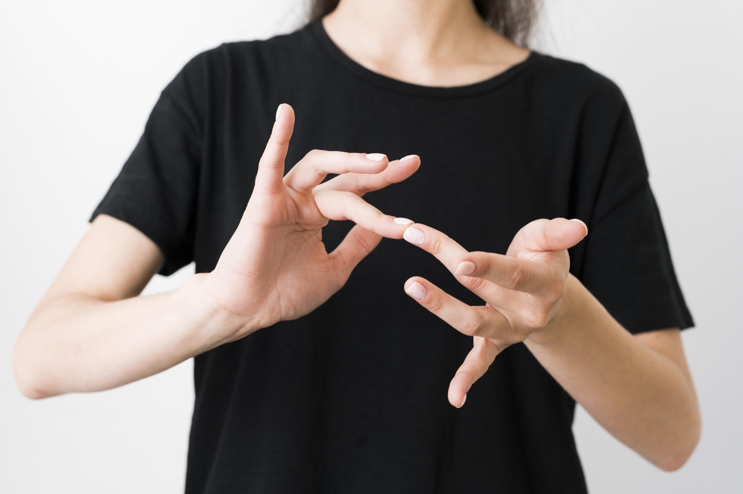 Regulação Emocional no TDAH: Descubra o Poder do EFT 2 woman teaching sign language scaled