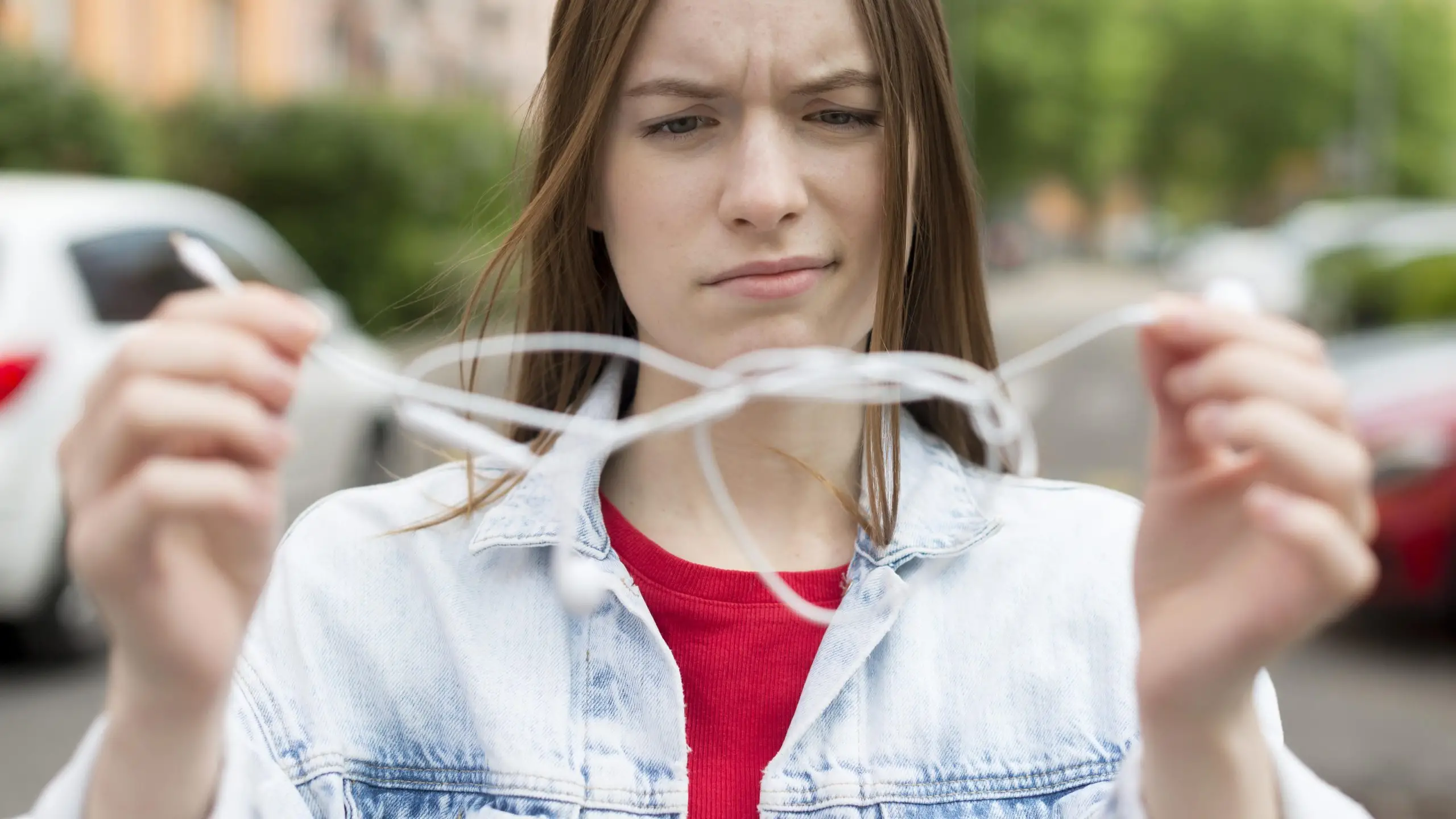 A Ciência do Controle: Explorando a Autorregulação no Cérebro 4 woman with headphones tangled1 scaled