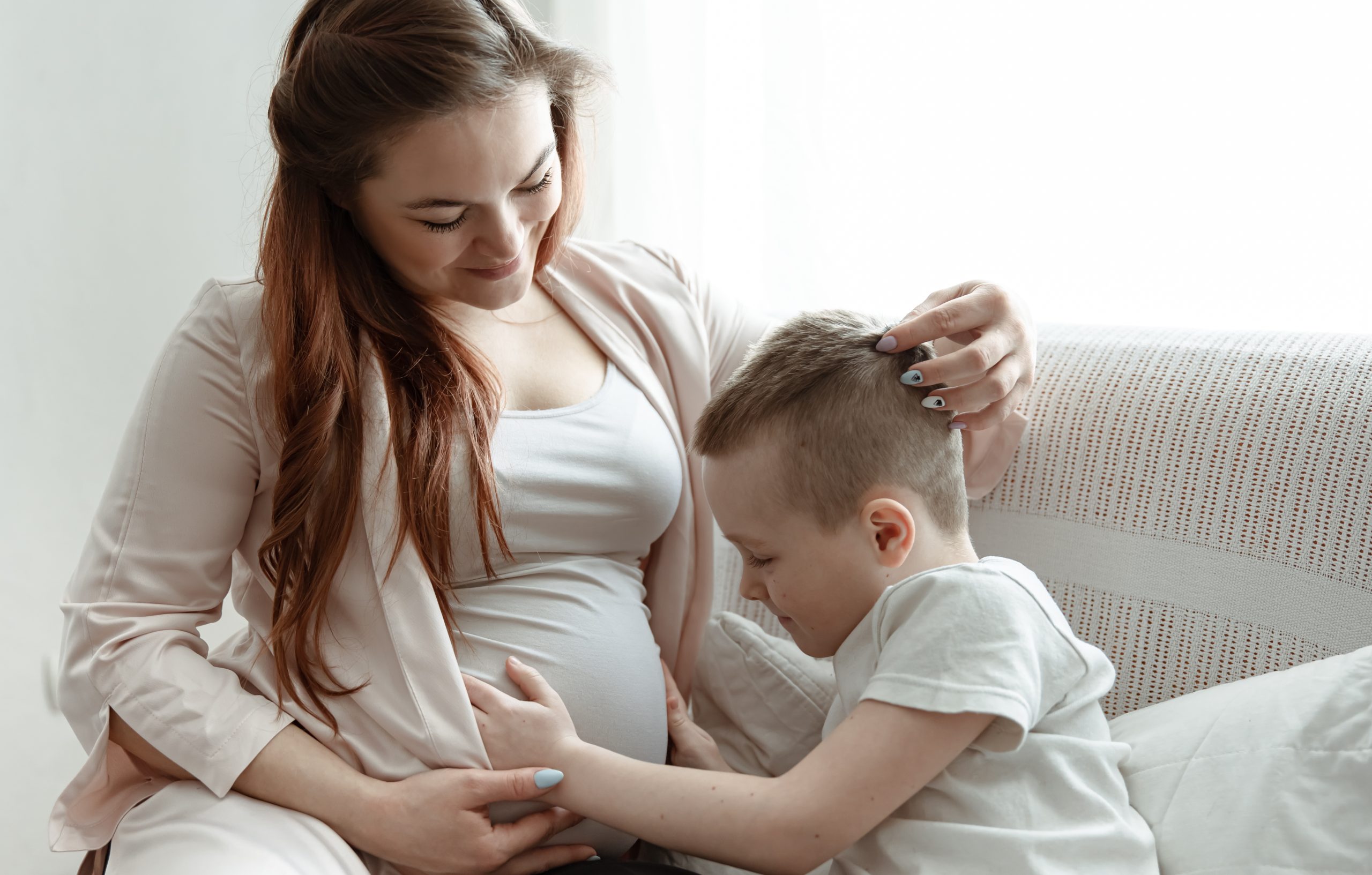 TDAH na Maternidade: Entre Sintomas e Sussurros 2 Mulher grávida ou mãe com bebê conversando com médica(o) sobre tratamento e TDAH.