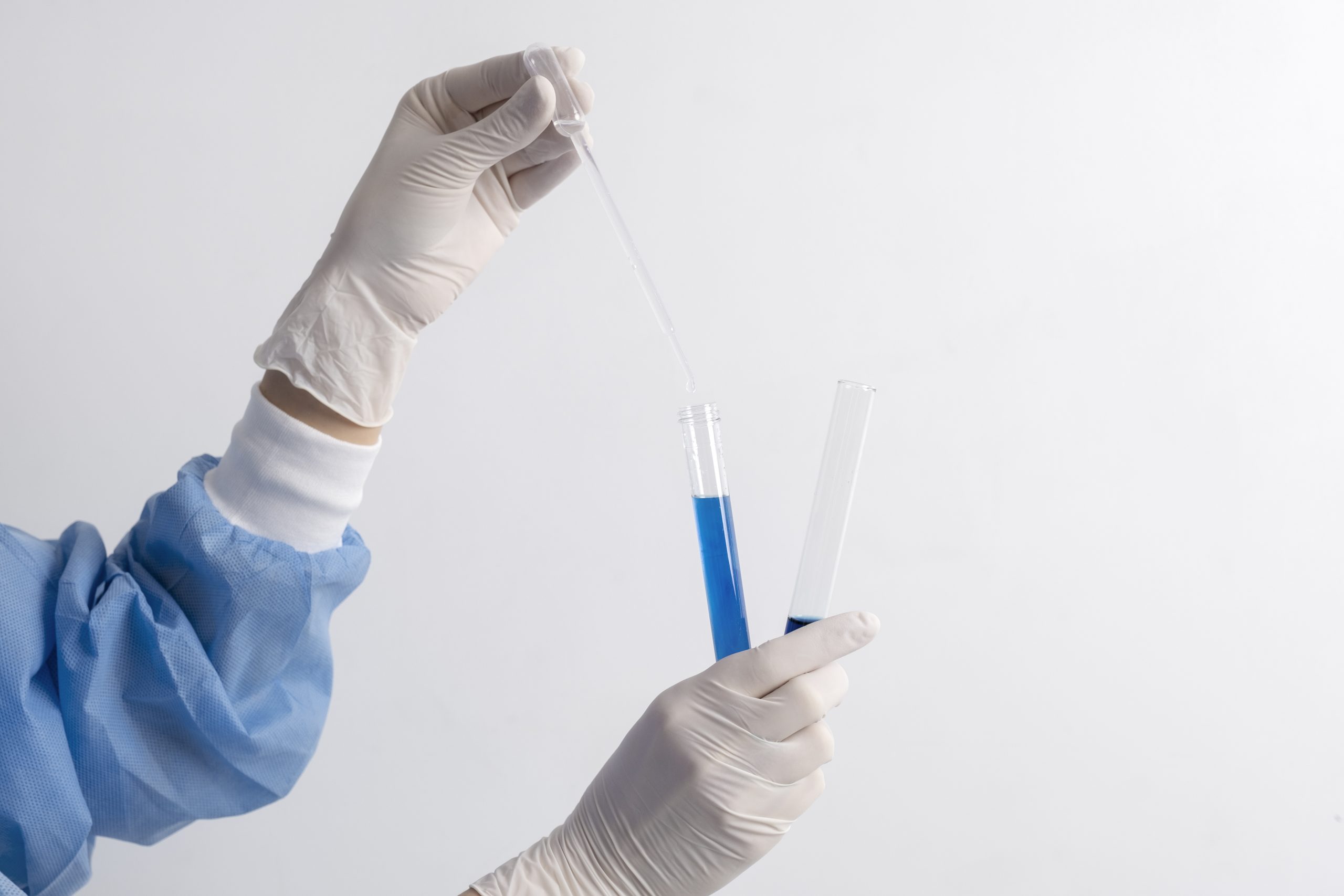 TDAH na Maternidade: Entre Sintomas e Sussurros 1 Ilustração estilizada de pesquisa em laboratório com tubos de ensaio, representando a necessidade de análise de medicamentos TDAH no leite materno.